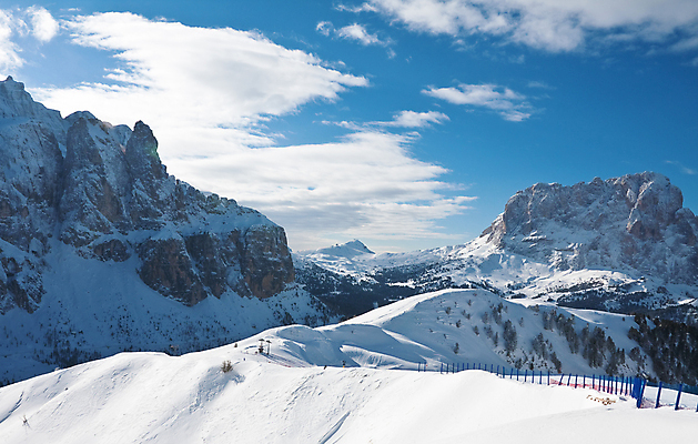 포토 JPG 해외이미지 스포츠 여행 겨울 자국 하늘 휴가 스키 산 건강 사람 풍경 경사 사람없음 파란색 우주 맑음 이탈리아 위험 배열 휴양지 알프스 절정 해외202004 해외포토 계절 유럽 컬러 컨셉 날씨 겨울스포츠 장소 파일형식 이미지허브