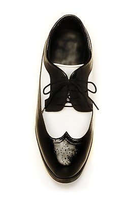 포토 JPG 해외이미지 남자 신발 2 사람없음 빛 검은색 희망 흰색 가죽 광택 해외202004 해외포토 감정 컬러 사람 파일형식 이미지허브