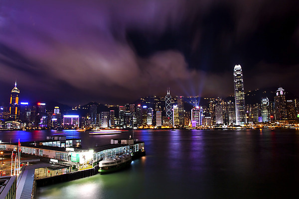 포토 JPG 해외이미지 구름 아시아 바다 여행 비즈니스 건축양식 유리 하늘 휴가 전등 동양인 풍경 사람없음 건물 물 금융 경제 빛 도시풍경 사무실 반사 항구 고층빌딩 중국 도시 도심 야간 저녁 큼 포트 홍콩 스카이라인 철강 해외202004 해외포토 자연요소 건축물 건축 나라 교통시설 재질 조명 인종 빌딩 크기 파일형식 이미지허브