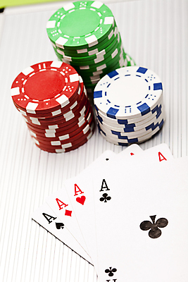 포토 JPG 해외이미지 실내 사람없음 쌓기 트럼프 포커칩 도박 카지노 흰배경 겜블 해외202004 해외포토 백그라운드 모션 내부 놀이용품 흰색 포커 파일형식 이미지허브