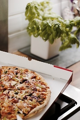 포토 JPG 해외이미지 음식 피자 패스트푸드 요리 사람없음 주방 저녁식사 이탈리아 바질 점심식사 목판 채식주의자 해외202004 해외포토 유럽 서양음식 식사 인스턴트 채식 파일형식 이미지허브