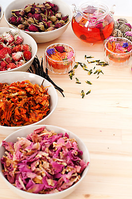 포토 JPG 해외이미지 꽃잎 실내 종류 사람없음 찻잔 찻주전자 담기 찻잎 꽃차 나무배경 해외202004 해외포토 꽃 백그라운드 모션 주전자 잔 내부 차_음료 파일형식 이미지허브