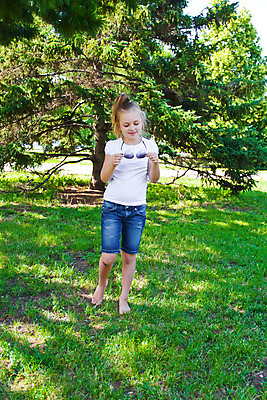 포토 JPG 해외이미지 백인 여학생 유럽 어린이 한명 미소 여름 파란색 금발 선글라스 흰색 6 7 해외202004 해외포토 서양인 1 학생 헤어스타일 계절 여자 나라 안경 컬러 표정 사람 숫자 파일형식 이미지허브