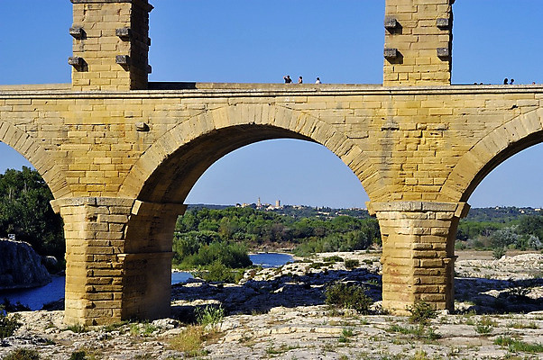 포토 JPG 해외이미지 유럽 문화 여행 건축양식 하늘 휴가 풍경 사람없음 물 여름 강 프랑스 바위 역사 재산 아치 시력 공학 남쪽 천연기념물 프랑스어 로마인 수도교 옛날 프로방스 해외202004 해외포토 자연요소 문자 계절 교육 건축 나라 인종 금융 돌_바위 다리_건축물 방향 파일형식 이미지허브
