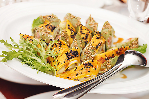 포토 JPG 해외이미지 접시 음식 조각 잎 다이어트 치즈 파슬리 어류 옥수수 요리 사람없음 장식 빨간색 초록색 식당 식사 초밥 샐러드 로켓 상추 자르기 허브 해산물 크림 양배추 날것 롤 깨 연어 시금치 루꼴라 해외202004 해외포토 식물 식기 컬러 채소 식재료 모션 유제품 곡류 건강 상점 수중동물 조미료 일본음식 파일형식 이미지허브