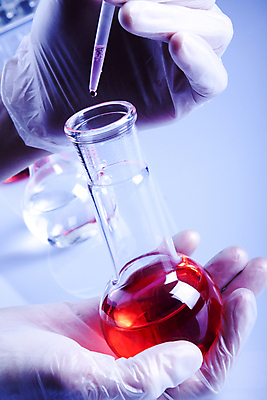 포토 JPG 해외이미지 손 과학 장갑 유리 실험 사람없음 파란색 컬러풀 약 장비 기구 투명 액체 실험실 생명공학 과학자 플라스크 분석 시험관 생물학 유리그릇 튜브 발견 화학물질 해외202004 해외포토 직업 그릇 잡화 교육 컬러 컨셉 의학 재질 실험기구 신체부위 화학 학자 파일형식 이미지허브