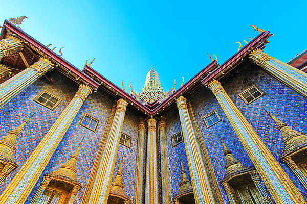 포토 JPG 해외이미지 주간 구름 종교 불교 창문 태국 하늘 휴가 미술 사람없음 파란색 빛 컬러풀 햇빛 태양 맑음 활발 궁전 흰색 사찰 황금 그늘 만족 수도원 강렬 해외202004 해외포토 자연요소 감정 아시아 컬러 컨셉 고건축 종교건축 날씨 문화예술 파일형식 이미지허브