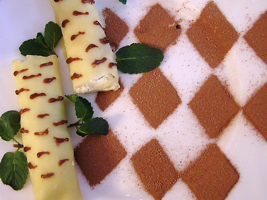 포토 JPG 해외이미지 접시 음식 디저트 사람없음 초콜릿 흰색 우아함 맛 민트 크림 서빙 팬케이크 폭식 시나몬 식욕 영양분 해외202004 해외포토 식기 컬러 컨셉 케이크 허브 파일형식 이미지허브