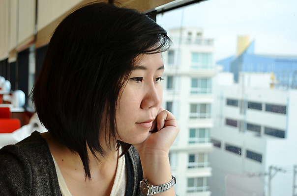 포토 JPG 해외이미지 라이프스타일 창문 유리 한명 식당 닫기 성인여자한명만 해외202004 해외포토 1 모션 재질 사람 생활 상점 여자한명만 성인여자만 파일형식 이미지허브