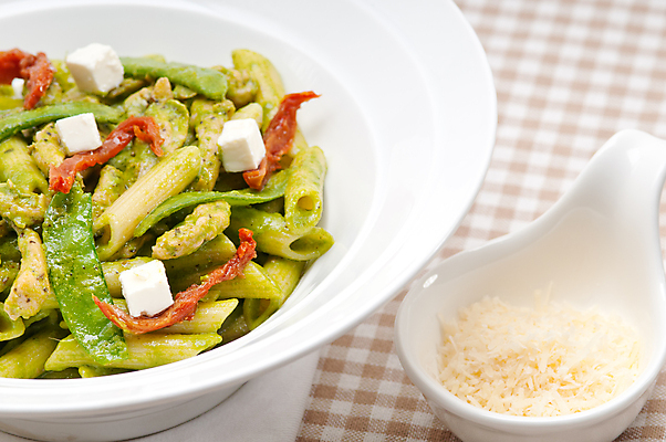 포토 JPG 해외이미지 그릇 고추 치즈 파스타 실내 사람없음 바질 펜네 해외202004 해외포토 식기 채소 유제품 서양음식 내부 파일형식 이미지허브