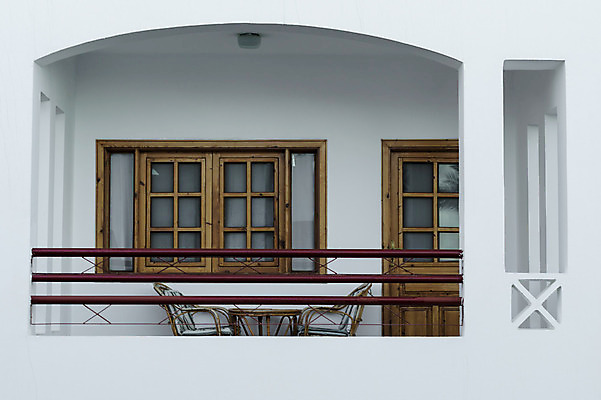 포토 JPG 해외이미지 벽 여행 가구 의자 창문 유리 탁자 호텔 휴가 주택 이집트 사람없음 건물 반사 문 발코니 흰색 휴양지 안락 해외202004 해외포토 건축물 컬러 생활용품 컨셉 아프리카 재질 숙소 장소 파일형식 이미지허브