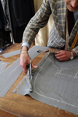 포토 JPG 해외이미지 남자 가위 실내 관리 한명 상반신 성인 검은색 뜨개질 황금 실 디자이너 자르기 만들기 가위질 재단 재단가위 성인남자한명만 해외202004 해외포토 직업 1 컬러 모션 문구용품 가위_도구 사람 취미 내부 남자한명만 성인남자만 파일형식 이미지허브