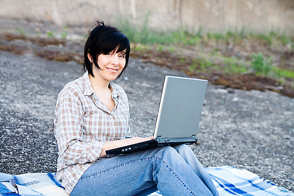 포토 JPG 해외이미지 백인 1 학생 라이프스타일 여자 교육 행복 백그라운드 셔츠 인터넷 비즈니스 통신 자연 성공 갈색머리 한명 사람 성인 야외 초록색 노트북 컴퓨터 공책 기쁨 흰색 청바지 업무 비즈니스우먼 연결 무선전화기 와이파이 무료 해외202004 해외포토 서양인 헤어스타일 감정 컬러 컨셉 상의 바지 문구용품 생활 전자제품 작업 직장인 전화기 생태계 무선인터넷 파일형식 이미지허브