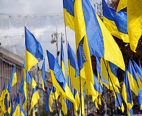 포토 JPG 해외이미지 유럽 여행 백그라운드 건축양식 바람 사람없음 가로 파란색 노란색 깃발 도시 그룹 국기 애국심 우크라이나 많음 해외202004 해외포토 자연요소 건축 나라 컬러 컨셉 날씨 파일형식 이미지허브