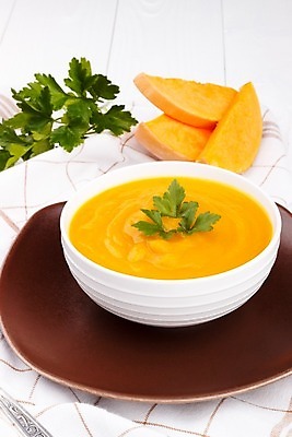 포토 JPG 해외이미지 전통 계절 음식 백그라운드 채소 오렌지 재료 탁자 호박 파슬리 건강 사람없음 목재 노란색 숟가락 식사 저녁식사 할로윈 가을 흰색 신선 사발 맛 수프 허브 크림 채식주의자 스타일 해외202004 해외포토 나무 식물 컬러 가구 컨셉 과일 수저 사기그릇 채식 파일형식 이미지허브