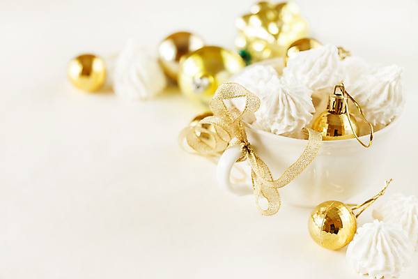 포토 JPG 해외이미지 리본 크리스마스 서양음식 실내 사람없음 아웃포커스 컵 쿠키 달콤 흰배경 머랭 오너먼트 해외202004 머랭쿠키 해외포토 식기 기념일 음식 백그라운드 크리스마스장식 디저트 촬영기법 내부 흰색 맛 파일형식 이미지허브