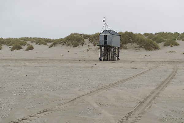 포토 JPG 해외이미지 모래 바다 섬 건축양식 자연 새로움 주택 풍경 사람없음 목재 모래사장 계단 안개 가을 행운 역사 구출 모래언덕 시골집 위치 봉 북쪽 기념물 천연기념물 고립 뿌연 해외202004 해외포토 나무 계절 건축 컨셉 재료 날씨 건물 도움 방향 언덕 생태계 파일형식 이미지허브