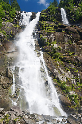 포토 JPG 해외이미지 나무 식물 구름 유럽 여행 자연 하늘 산 풍경 사람없음 야외 세로 초록색 물 여름 파란색 강 환경 폭포 젖음 흐름 바위 신선 개울 떨어짐 매끈함 숲 알프스 내추럴 해외202004 해외포토 자연요소 계절 나라 컬러 컨셉 돌_바위 감각 생태계 파일형식 이미지허브