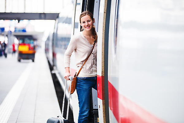 포토 JPG 해외이미지 백인 라이프스타일 여자 여행 교통시설 거리 항해 실내 한명 사람 여행객 걷기 기차 짐 도시 기다림 역 연결 도착 속도 출발 승객 단상 떠남 수하물 통근 해외202004 해외포토 서양인 1 육상교통 교통 컨셉 배_교통 모션 대중교통 내부 생활 시설 출근 파일형식 이미지허브