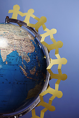 포토 JPG 해외이미지 스튜디오촬영 종이 지구 백그라운드 컨셉 커뮤니케이션 협력 아이디어 함께함 사람없음 파란색 글로벌 지구본 믿음 손잡기 우정 행성 원형 대륙 파란배경 일렬 커뮤니티 고립 여의주 통일 해외202004 해외포토 도형 감정 컬러 모션 실내 친구 우주 파일형식 이미지허브