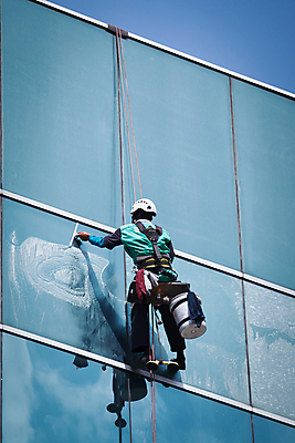 포토 JPG 해외이미지 주간 전신 남자 밧줄 매달리기 외벽 한명 빌딩 성인 야외 건물 뒷모습 닦기 청소부 유리창청소 성인남자한명만 해외202004 외벽청소 해외포토 자연요소 직업 1 건축물 줄 벽 뷰포인트 모션 사람 청소 남자한명만 성인남자만 파일형식 이미지허브