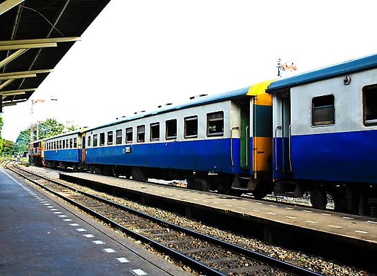 포토 JPG 해외이미지 여행 이동 교통시설 모션 태국 항해 사람없음 운전 기차 수확 화물 터널 전철 역 수증기 방향 창고 속도 복고 방콕 마차 승객 커뮤니티 튜브 엔진 일반 덩어리 디젤 선로 통근 후보 해외202004 해외포토 아시아 길 육상교통 교통수단 교통 컨셉 농업 배_교통 대중교통 운송업 시설 출근 파일형식 이미지허브