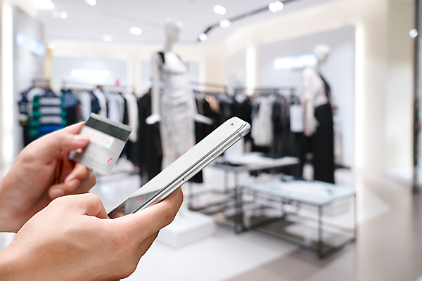 포토 JPG 해외이미지 인터넷 비즈니스 주택 실내 관리 사람없음 금융 노트북 스마트폰 쇼핑 컴퓨터 햇빛 태양 상점 공책 자료 정보 타이핑 키보드 잡기 신용카드 구매 위험 무선전화기 보안 상업 전자 결제 온라인 전자상거래 해외202004 해외포토 자연요소 컨셉 모션 문구용품 안전 내부 건물 경제 전자제품 핸드폰 스마트기기 전화기 파일형식 이미지허브