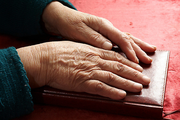 포토 JPG 해외이미지 손 기독교 종교 사람 성인 사람없음 책 성경 주름 피부 오브젝트 페이지 옛날 노화 해외202004 해외포토 컨셉 종교용품 신체부위 파일형식 이미지허브
