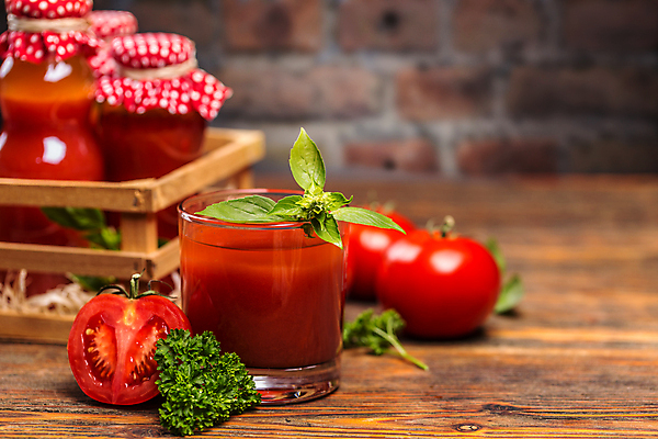 포토 JPG 해외이미지 잎 토마토 단면 잔 실내 사람없음 바구니 나무탁자 음료수병 토마토주스 파슬리장식 해외202004 해외포토 식물 식기 채소 탁자 내부 장식 야채주스 병_담는 파일형식 이미지허브