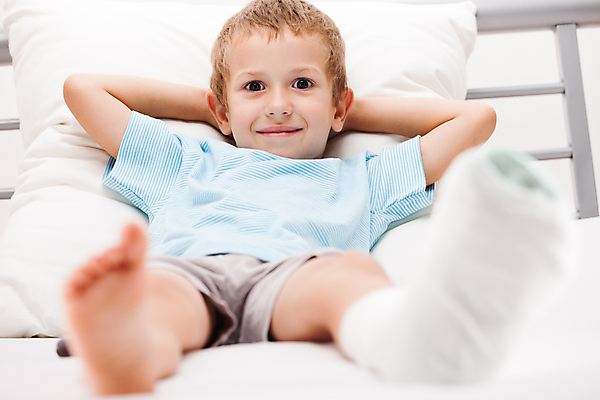 포토 JPG 해외이미지 백인 1 남자 어린이 과학 신체 해부 맨발 휴식 뼈 건강 병원 한명 사람 소년 10대 약 고통 환자 흰색 질병 장애인 사건 붕대 발가락 테라피 발목 보험 고립 골절 깨짐 돌봄 석고 양발 지원 치유 해외202004 해외포토 서양인 감정 컬러 컨셉 의학 모션 발 청소년 뷰티 장애 파일형식 이미지허브