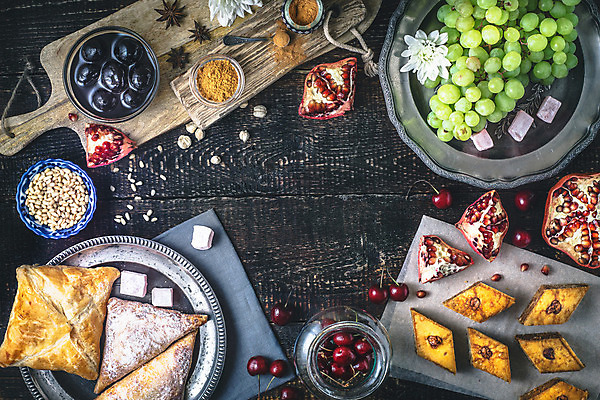 포토 JPG 해외이미지 전통 접시 꽃 음식 백그라운드 컨셉 오렌지 과일 유리 탁자 포도 디저트 요리 동양인 사람없음 목재 가로 빨간색 초록색 파란색 갈색 금속 검은색 빵집 회색 흰색 체리 달콤 굽기 먹기 향신료 냅킨 퍼프 석류 동쪽 번 시나몬 정물화 페스츄리 바클라바 해외202004 해외포토 나무 식물 식기 빵 컬러 가구 재료 모션 재질 인종 상점 맛 구이 방향 그림 향미료 파일형식 이미지허브