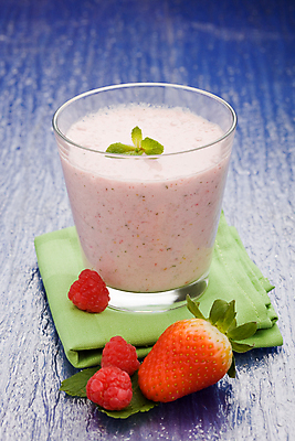 포토 JPG 해외이미지 열매 음료 음식 과일 딸기 사람없음 우유 달콤 혼합 먹기 블루베리 산딸기 블랙베리 요거트 스무디 핸드메이드 해외202004 해외포토 식물 모션 유제품 맛 파일형식 이미지허브