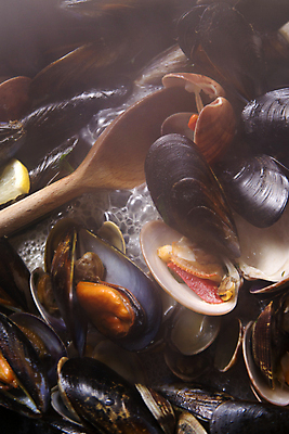 포토 JPG 해외이미지 조개 실내 요리 사람없음 거품 뜨거움 홍합 나무주걱 해외202004 해외포토 어패류 내부 목재 주걱 파일형식 이미지허브