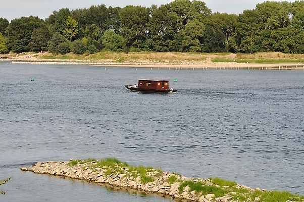 포토 JPG 해외이미지 사람없음 야외 물 강 평화 분노 시골 보트 해외202004 해외포토 자연요소 감정 컨셉 배_교통 파일형식 이미지허브
