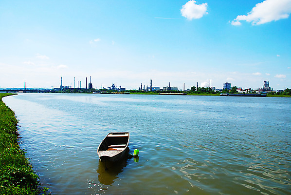 포토 JPG 해외이미지 식물 유럽 건축양식 사람없음 건물 물 강 반사 보트 센터 오스트리아 타운 다뉴브강 화학물질 해외202004 해외포토 자연요소 건축물 건축 나라 배_교통 도시 화학 파일형식 이미지허브