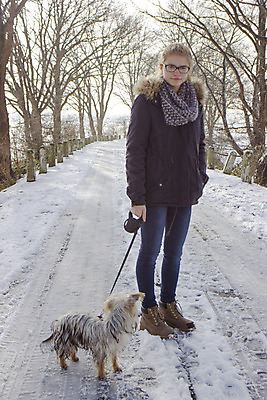 포토 JPG 해외이미지 동물 백인 라이프스타일 여자 행복 도로 겨울 장난 포유류 포옹 자연 놀이 털 함께함 사랑 한명 사람 야외 10대 반려동물 걷기 우정 산책 개 리트리버 강아지 솜털 송곳니 표현성 해외202004 해외포토 서양인 1 계절 감정 길 컨셉 교통시설 안기 모션 청소년 휴식 생활 친구 치아 생태계 파일형식 이미지허브