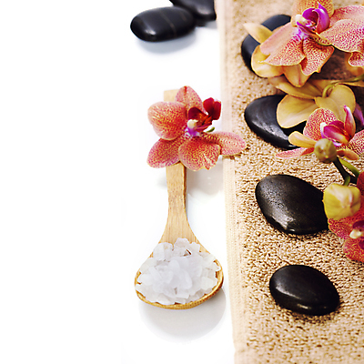 포토 JPG 해외이미지 꽃 사람없음 수건 스파 조약돌 스파용품 나무스푼 카피스페이스 입욕소금 해외포토 식물 위생용품 공백 돌_바위 미용용품 오브젝트 소금 나무숟가락 파일형식 이미지허브