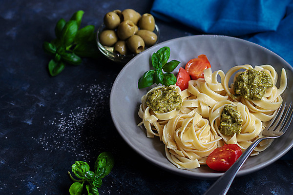 포토 JPG 해외이미지 접시 음식 포크 토마토 치즈 새우 파스타 건강 스파게티 요리 사람없음 식당 식사 저녁식사 이탈리아 흰색 면 해산물 바질 점심식사 해외202004 해외포토 식기 유럽 컬러 채소 유제품 서양음식 갑각류 상점 파일형식 이미지허브