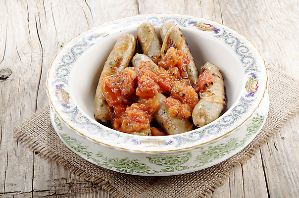 포토 JPG 해외이미지 전통 음식 토마토 탁자 육류 돼지고기 요리 사람없음 목재 빨간색 이탈리아 뜨거움 사발 소시지 맛 그릴 삼베 매움 점심식사 해외202004 해외포토 나무 유럽 컬러 가구 컨셉 채소 식재료 재료 주방용품 식사 사기그릇 가공식품 파일형식 천_직물 이미지허브