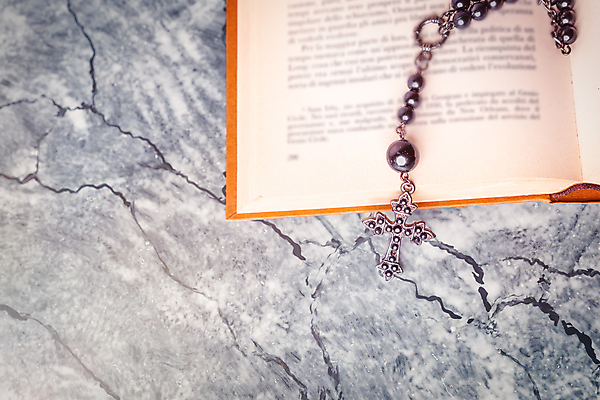 포토 JPG 해외이미지 기독교 종교 종이 백그라운드 컨셉 십자가 목걸이 탁자 사랑 사람없음 책 교회 우주 믿음 검은색 성경 회색 천주교 수확 기도 시골 예수 영혼 집중 심볼 오브젝트 사인 복고 페이지 신성 묵주 숭배 신앙심 옛날 해외202004 해외포토 감정 컬러 가구 농업 장신구 종교용품 종교건축 건물 신_종교 파일형식 이미지허브