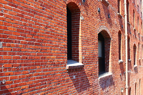 포토 JPG 해외이미지 벽 창문 벽돌 주택 그림자 외벽 사람없음 빨간색 옛날 해외202004 해외포토 컬러 건물 파일형식 이미지허브