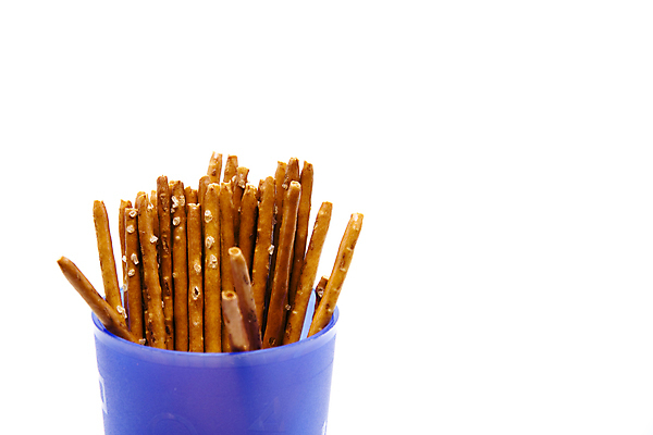 포토 JPG 해외이미지 음식 사람없음 파란색 갈색 쿠키 식사 머그컵 신선 막대기 맛 먹기 흰배경 소금 절임 해외202004 해외포토 컬러 백그라운드 컨셉 모션 디저트 컵 흰색 파일형식 이미지허브