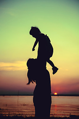 포토 JPG 해외이미지 라이프스타일 딸 행복 실루엣 어린이 가족 자연 하늘 엄마 휴가 휴식 사랑 사람 야외 두명 옆모습 세로 부모 태양 일출 일몰 육아 수확 강가 복고 해외202004 해외포토 자연요소 감정 뷰포인트 컨셉 농업 관계 촬영기법 생활 강 노을 생태계 파일형식 이미지허브