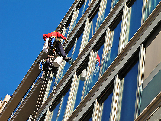포토 JPG 해외이미지 주간 전신 남자 밧줄 로우앵글 하늘 매달리기 외벽 빌딩 성인 야외 두명 건물 뒷모습 작업 청소부 유리창청소 성인남자만 해외202004 외벽청소 해외포토 자연요소 직업 건축물 줄 벽 뷰포인트 모션 사람 청소 남자만 성인만 파일형식 이미지허브