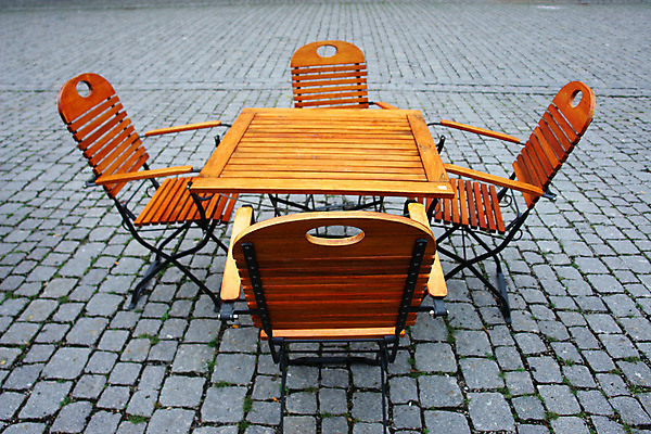 포토 JPG 해외이미지 가구 의자 탁자 서브 앉기 사람없음 야외 목재 요식업 식당 저녁식사 보행로 책상 해외202004 해외포토 나무 산업 길 생활용품 재료 모션 상점 식사 파일형식 이미지허브