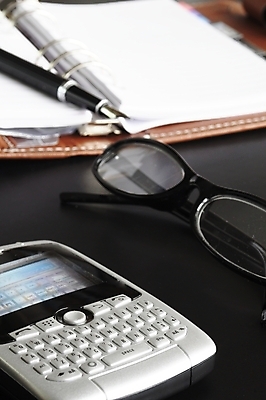 포토 JPG 해외이미지 비즈니스 탁자 성공 스트레스 사람없음 책 금융 경제 스마트폰 사무실 연필 펜 우주 검은색 어둠 침묵 계산기 업무 시장 주식 책상 분석 투자 회계 경영 카피스페이스 해외202004 해외포토 컬러 가구 컨셉 문구용품 학용품 핸드폰 스마트기기 필기구 소리 공백 장비 작업 파일형식 이미지허브