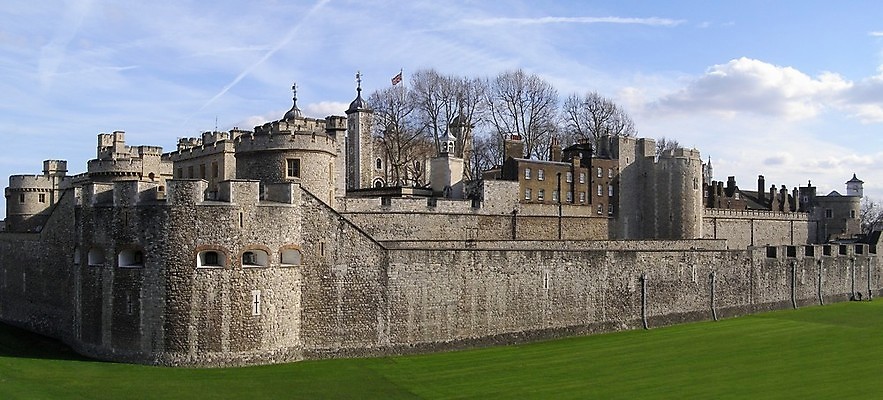 포토 JPG 해외이미지 영어 벽 건축양식 하늘 벽돌 영국 잉글랜드 파노라마 잔디 사람없음 초록색 파란색 탑 바위 성 중세 감옥 언덕 런던 여왕 왕국 해외202004 해외포토 식물 문자 건축물 건축 유럽 컬러 촬영기법 돌_바위 역사 파일형식 이미지허브