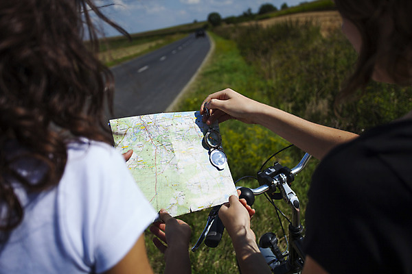 포토 JPG 해외이미지 계절 여자 행복 길 여행 포즈 지도 2 밭 관계 자국 자연 하늘 휴가 건강 미소 사람 풍경 소녀 두명 여름 운동 태양 자전거 우정 기쁨 나침반 사이클링 발견 방법 해외202004 해외포토 자연요소 감정 어린이 농업 표정 친구 바이크 육상스포츠 생태계 파일형식 이미지허브