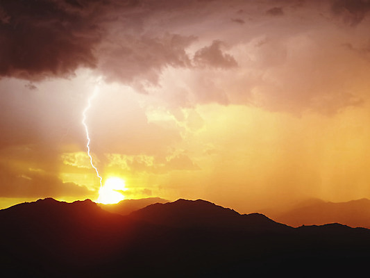 포토 JPG 해외이미지 구름 디자인 백그라운드 자연 벽지 하늘 날씨 불꽃 사람없음 물 파란색 빛 반사 검은색 어둠 힘 젖음 에너지 야간 위험 번개 무서움 흥분 볼트 충격 폭풍 나쁜 해고 뇌우 때리기 순간 스트라이크 요금 폭풍우 힘찬 해외202004 해외포토 자연요소 감정 컬러 컨셉 비즈니스 모션 불 공구 비_날씨 자연재해 생태계 파일형식 이미지허브