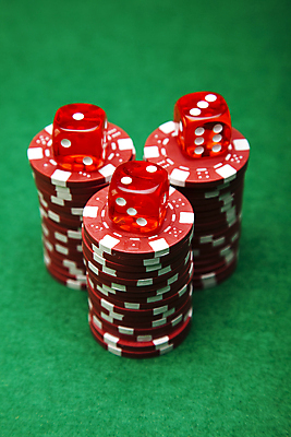 포토 JPG 해외이미지 실내 사람없음 쌓기 포커칩 도박 카지노 주사위 겜블 초록배경 해외202004 해외포토 백그라운드 모션 내부 초록색 포커 파일형식 이미지허브